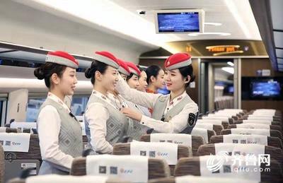 紫韻牡丹綻芳華，魯南高鐵乘務員以新裝新姿開啟禮儀服務新篇章